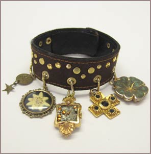 Armband mit Fundstücken
